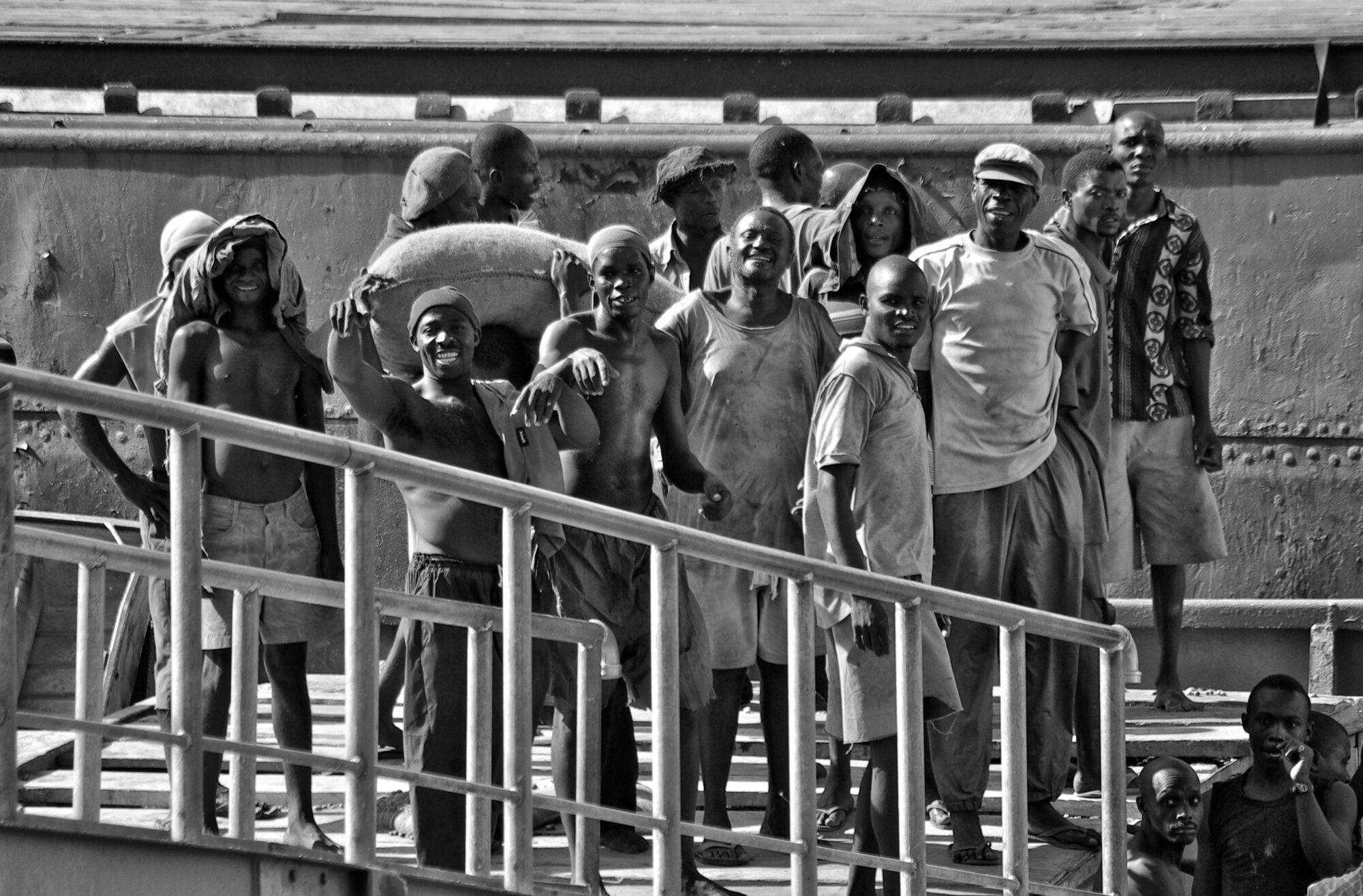 vieux port de mombassa, dechargement d'un vieux rafiot par des dokers